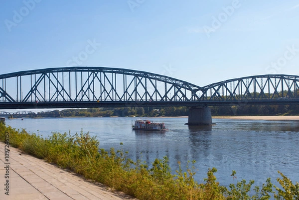 Fototapeta Statek z turystami przepływający pod mostem, tworzące się łachy wiślane, Toruń, Polska	
