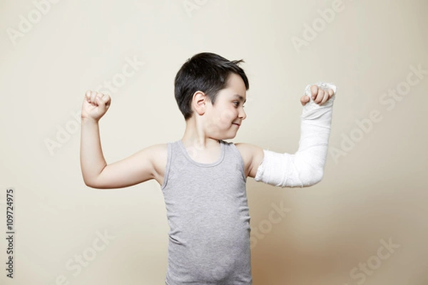 Obraz cute boy with broken arm