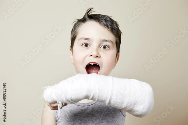 Obraz cute boy with broken arm