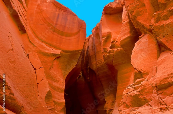 Obraz Antelope Canyon is a slot canyon in the American Southwest. It is on Navajo land east of Page, Arizona. Antelope Canyon includes two separate, scenic slot canyon sections