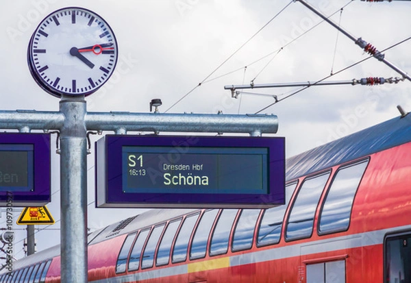 Obraz Zug mit Anzeigetafel