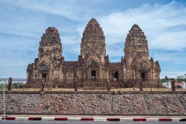 Obraz Phra Prang Sam Yot or Phra Prang Sam Yod is a 13th-century Angkorian temple in Lopburi, Thailand. The temple is currently a popular tourist destination.