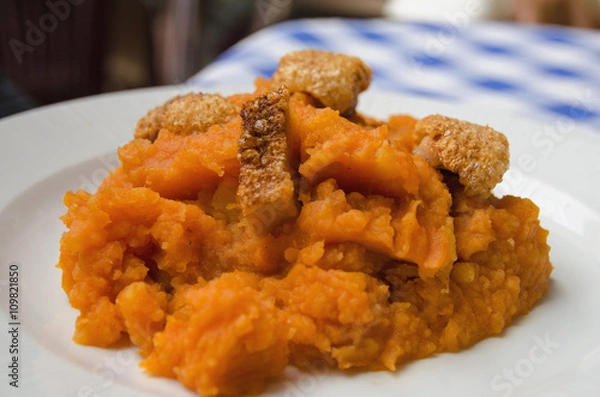 Fototapeta Plate of patatas revolconas or machaconas