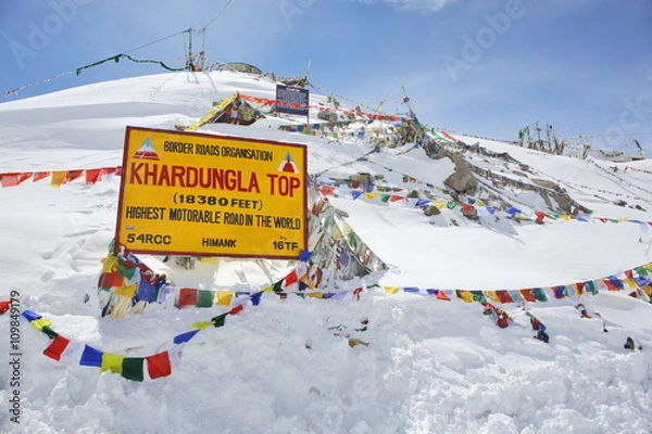 Fototapeta mountain pass in the Ladakh region of Jammu and Kashmir state. The elevation of Khardung La is 5,360 m. Allegedly highest motorable troad in the world
