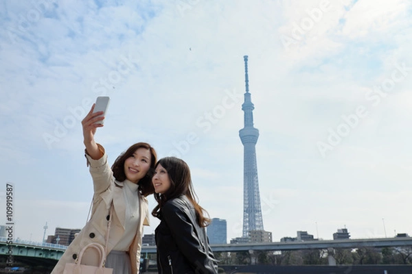 Obraz 観光地で自撮りする女性