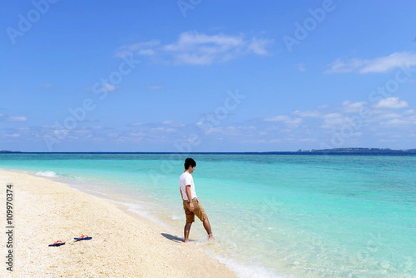 Fototapeta 沖縄の海でくつろぐ男性