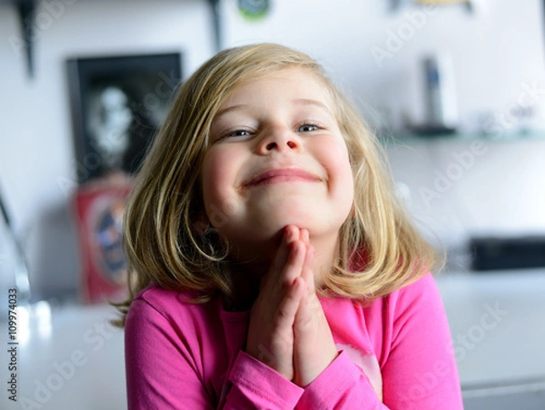 Obraz little girl is praying