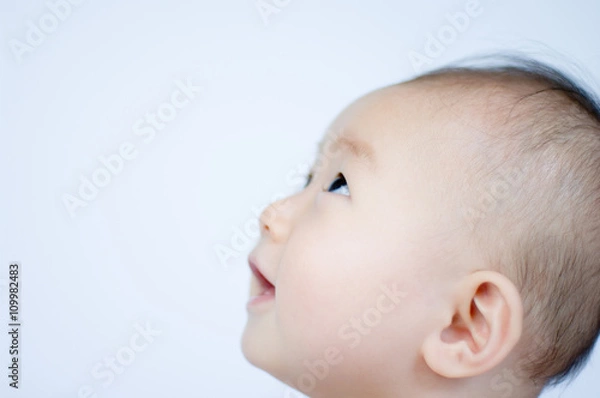 Obraz 上を見上げる日本人の赤ちゃん