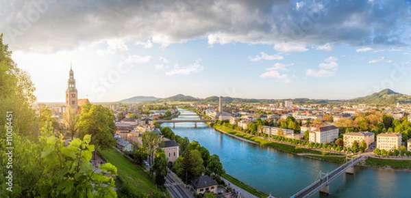 Fototapeta Panoramiczny widok na Stadt Salzburg z rzeką Salzach wieczorem, Salzburg, Austria