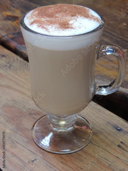 Fototapeta Copa de café capuchino con canela espolvoreada