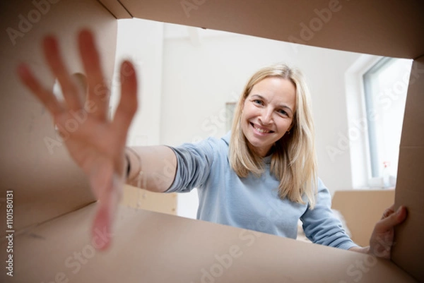 Fototapeta view through moving box, portrait of woman
