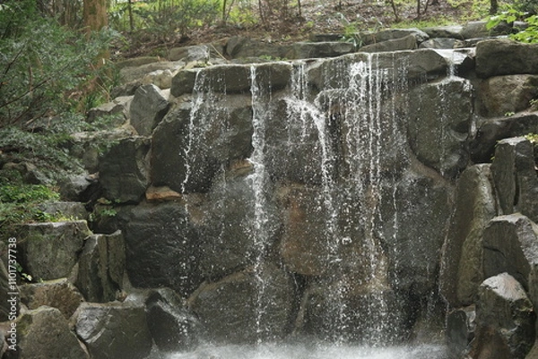 Obraz 폭포가 흐르는 개울가의 시냇물처럼 흐르는 물과 돌이 어우러진 가을 냇가의 풍경