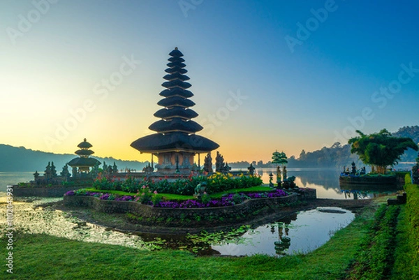 Obraz Ulun Danu Temple Bratan Lake in the morning at Bedugul, Bali, Indonesia