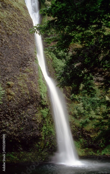 Fototapeta Towering Waterfall