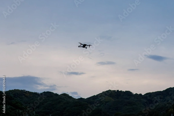 Fototapeta 撮影中のドローンが追走してきている。
漁船に乗って、中木沖の太平洋へサンセットクルージングに出航。

静岡県伊豆半島賀茂郡南伊豆町中木ヒリゾ浜2024年
