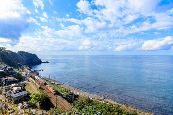 Obraz 青海川から望む日本海と貨物列車