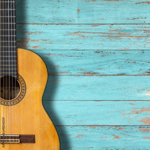 Fototapeta Gitara kasatyczna na tle zabytkowego drewna z przestrzenią kopiowania.