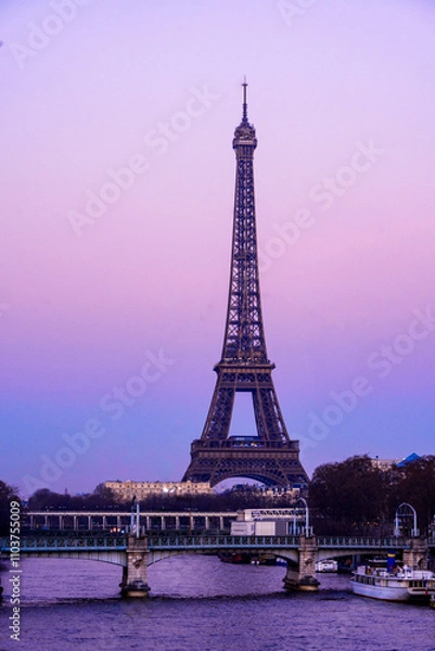Obraz La Tour Eiffel au coucher ddu soleil, ciel rose