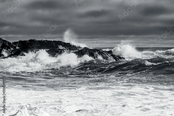 Obraz dramatic waves crashing on coastal rocks stormy clouds on sea black and white drama 