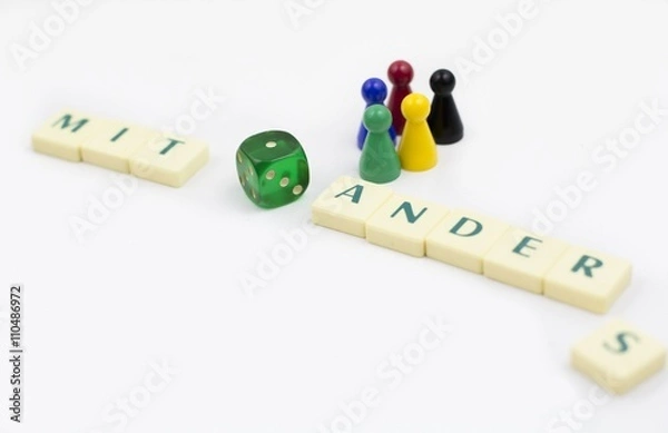 Obraz Symbol zróżnicowanego, funkcjonującego społeczeństwa. Grupa kolorowych postaci stoi obok słowa: razem! Obok niego jest kostka.