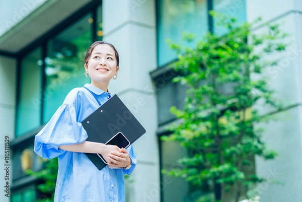 Obraz 屋外でのビジネスウーマンのポートレート