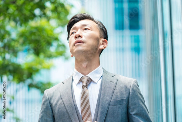 Fototapeta ビジネス街に立つビジネスマン