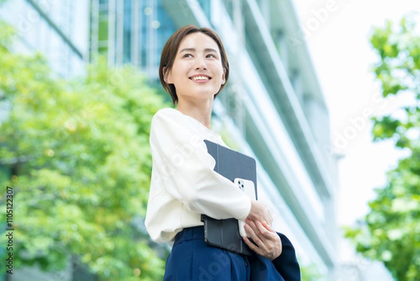 Obraz 空を見上げる女性（ビジネスウーマン）