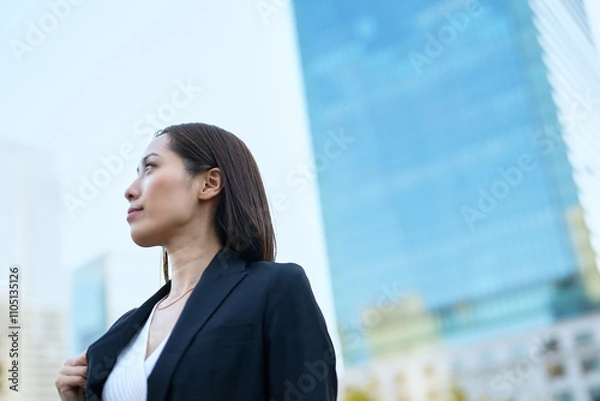 Fototapeta 空を見上げるビジネスウーマン