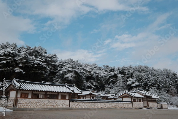 Obraz 대한민국 전통의 건축물 한옥과 눈 쌓인 소나무에 상고대 함박눈이 어우러진 푸른 하늘의 하얀 겨울의 설경