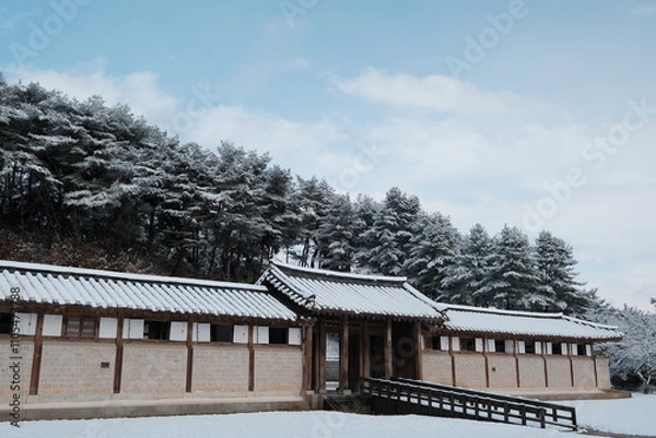 Obraz 대한민국 전통의 건축물 한옥과 눈 쌓인 소나무에 상고대 함박눈이 어우러진 푸른 하늘의 하얀 겨울의 설경