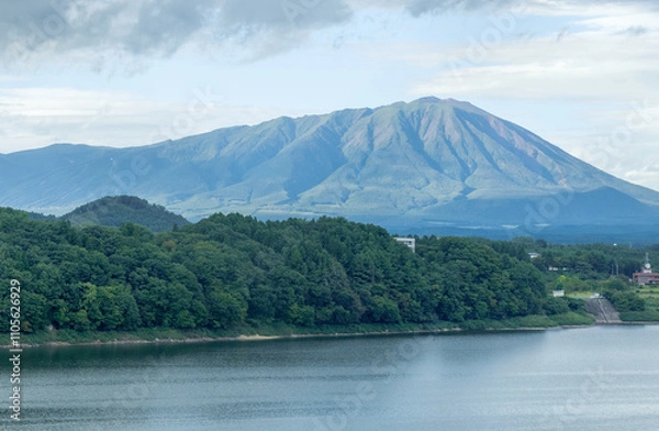 Fototapeta 岩手山　二つの外輪山からなる標高2,038mの成層火山