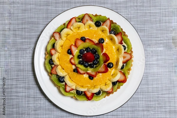 Obraz 白いお皿に載ったフルーツたっぷりのフルーツタルト（フラットレイ）