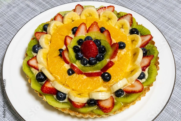 Fototapeta 彩り華やかなフルーツタルトを斜め上から