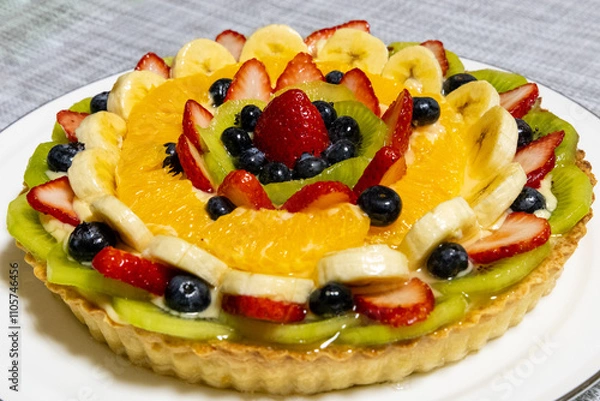Obraz 色鮮やかなフルーツがたくさん盛り付けられたタルトのアップ