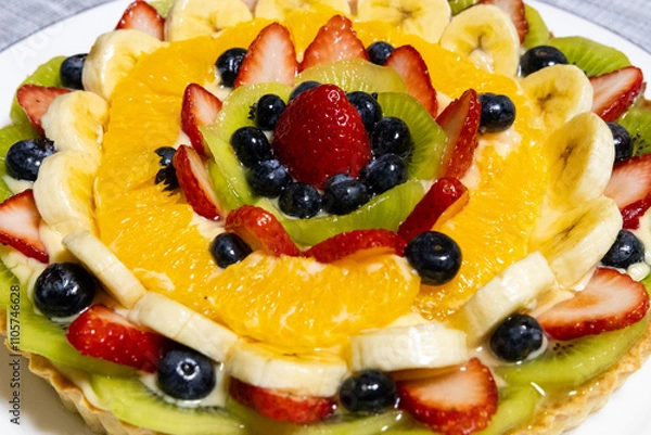 Fototapeta 宝石のように輝くフルーツが敷き詰められた手作りフルーツタルトのアップ