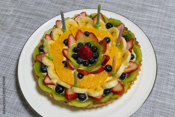 Fototapeta ろうそくを6本立てたフルーツタルトのお誕生日ケーキ