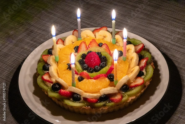 Fototapeta 6本の火がついたろうそくが立っているフルーツタルト