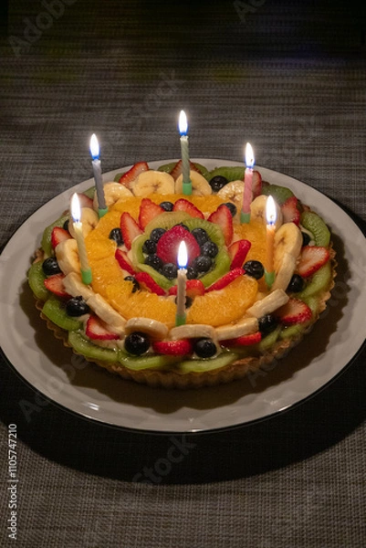 Fototapeta 6本の火がついたろうそくが立っているフルーツタルト（ポートレイト 縦位置）