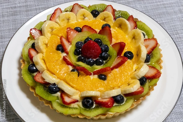 Fototapeta 白いお皿の上に載った美味しそうな手作りのフルーツタルト