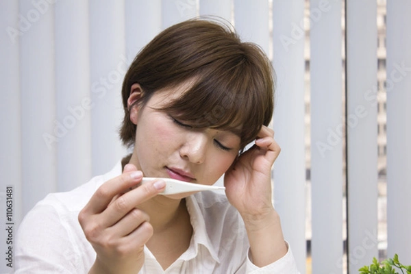 Obraz こめかみを押さえる若い女性