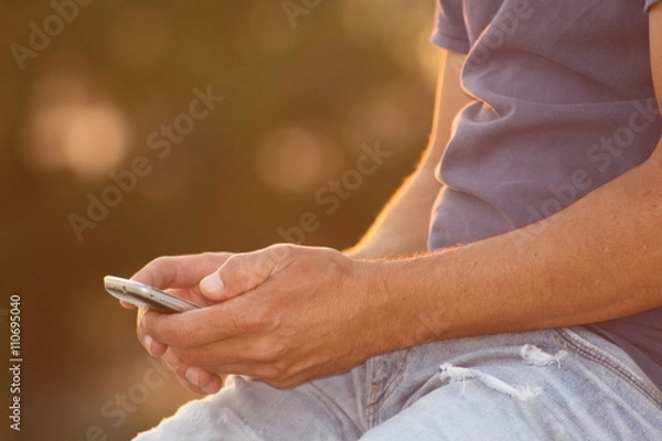 Obraz hombre llamando a sus amigos