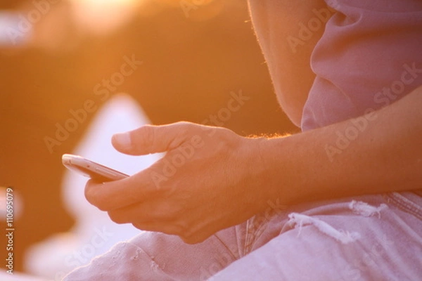 Obraz hombre llamando a sus amigos