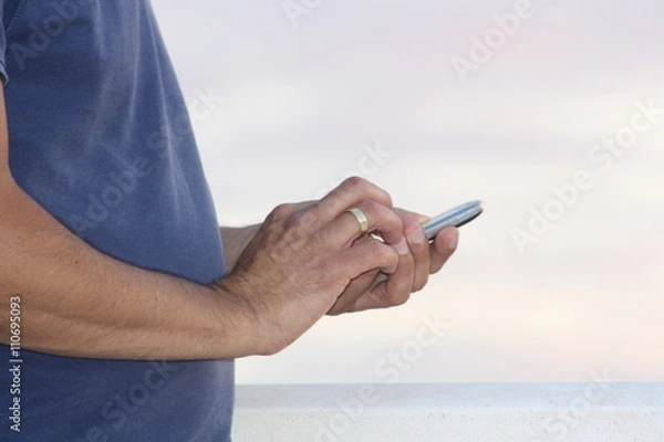 Obraz hombre llamando a sus amigos