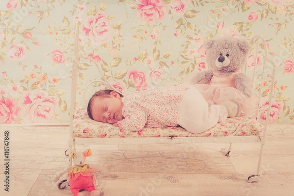 Fototapeta bébé dans un petit lit