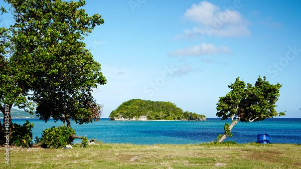 Fototapeta グアムタムニン地区のビーチとアルパット島