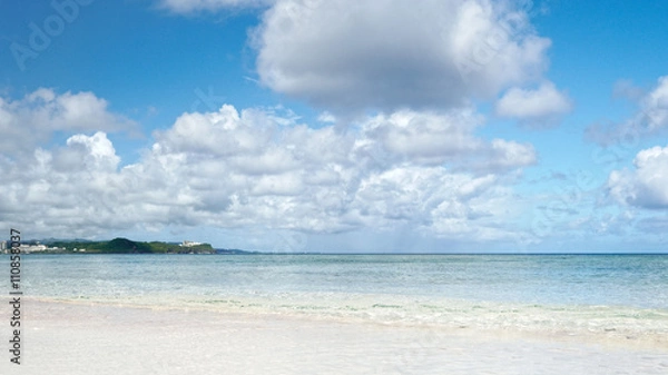 Fototapeta グアムタモン地区の透明な海と白い砂浜のガンビーチ
