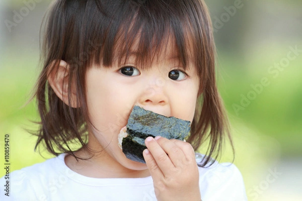 Obraz おにぎりを食べる幼児(1歳児)