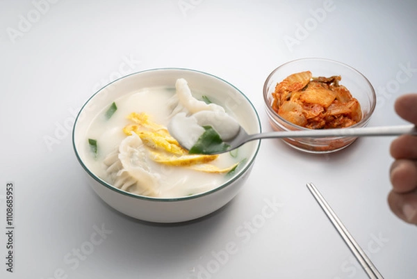 Obraz 맛있는 한국 음식인 떡국과 김치
