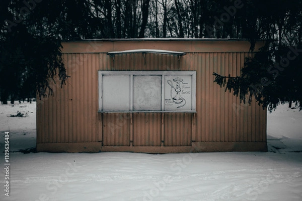 Obraz Kiosk-Einzelhandelsgeschäft in einem postsowjetischen Wald