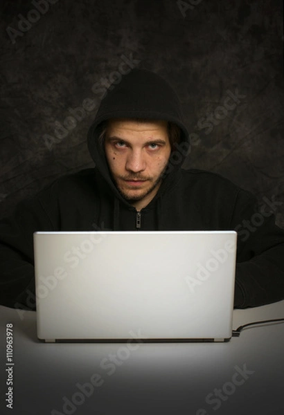 Fototapeta Hacker vor einem Laptop